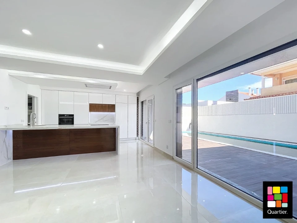 Moradia T4 para Venda em Corroios Foto 15