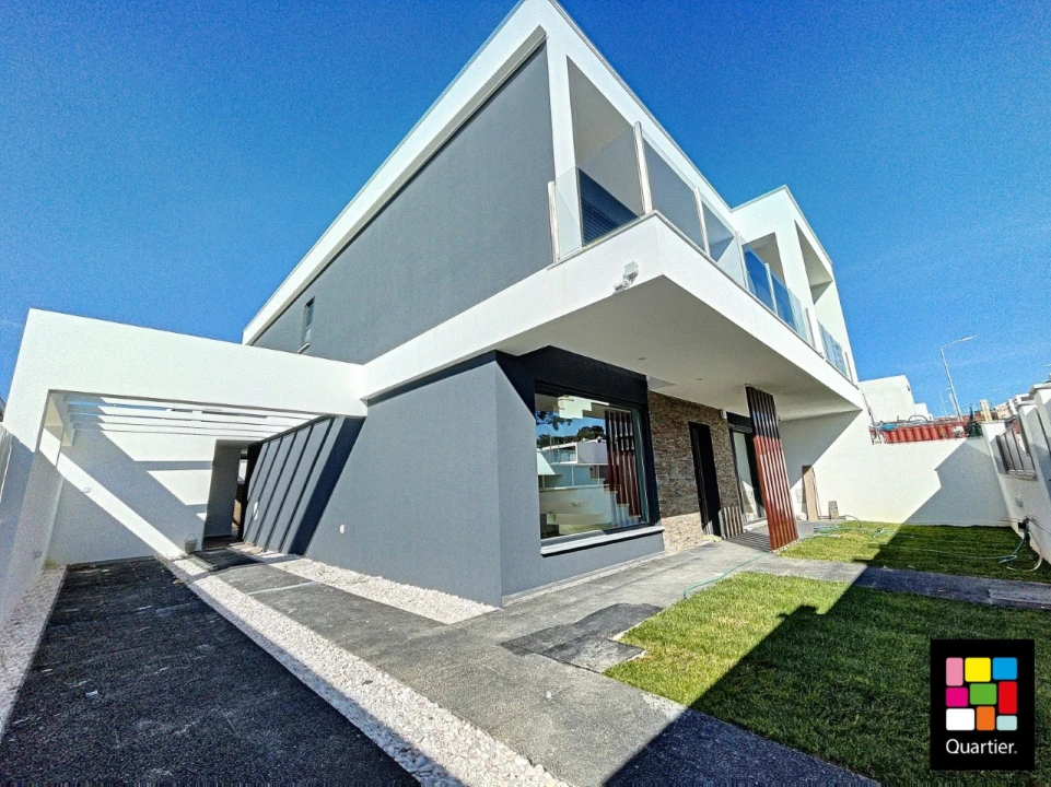 Moradia T4 para Venda em Corroios Foto 13