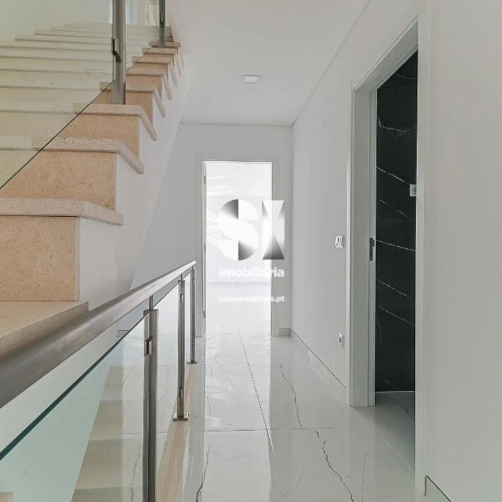 Moradia T4 para Venda em Antuzede e Vil de Matos Foto 7