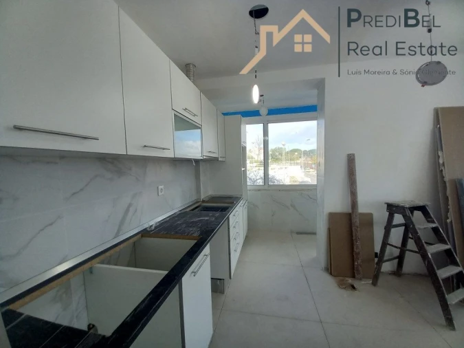 Apartamento T4 para Venda em Laranjeiro e Feijó Foto 3