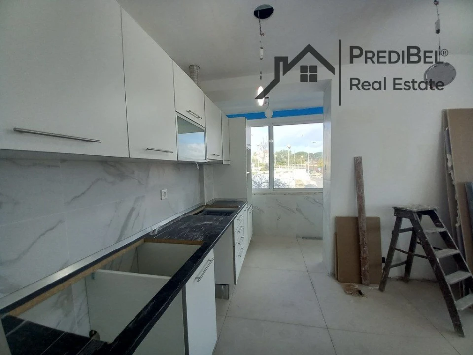 Apartamento T4 para Venda em Laranjeiro e Feijó Foto 3