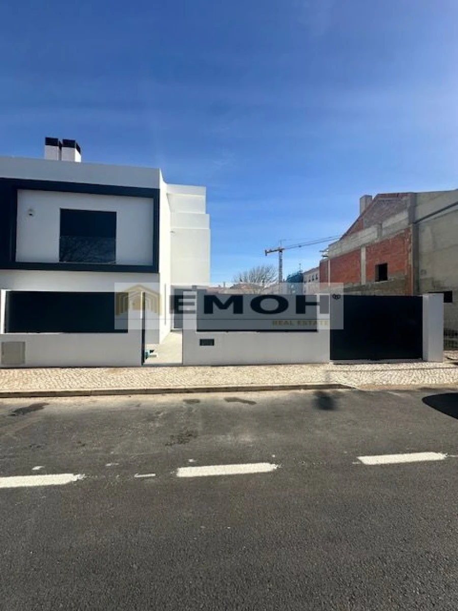 Moradia T3 para Venda em São Domingos de Rana Foto 3