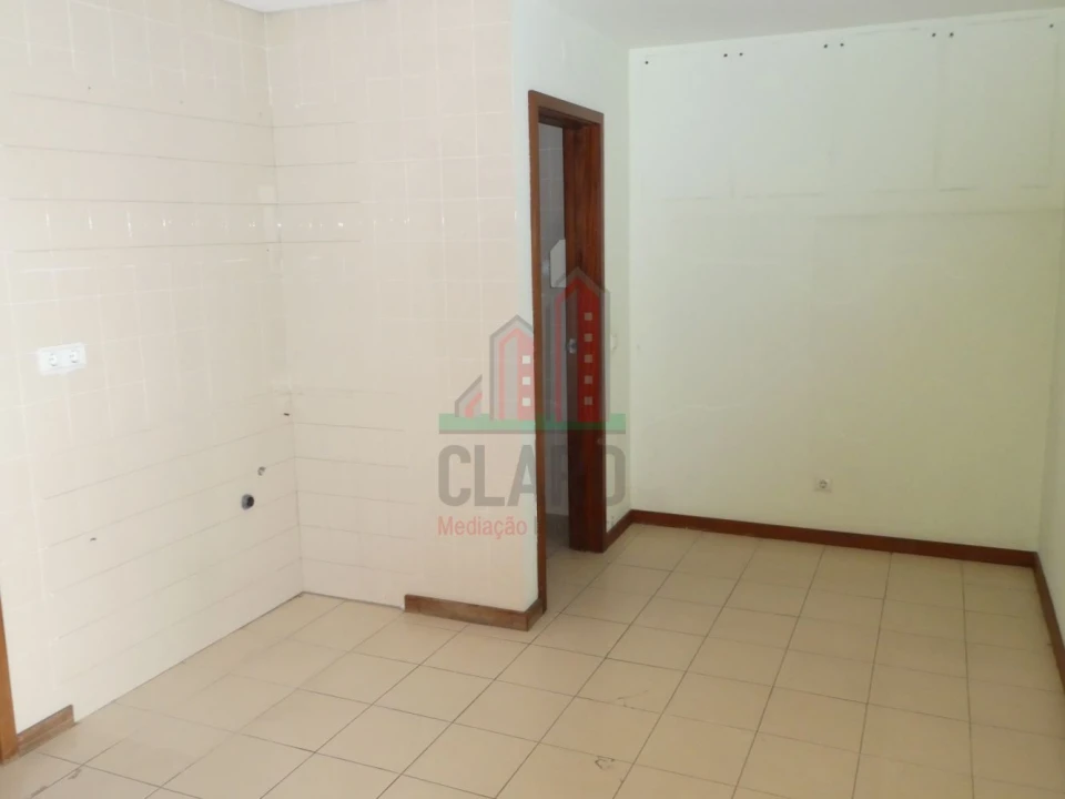 Garagem para Arrendamento em Eiras e São Paulo de Frades Foto 9