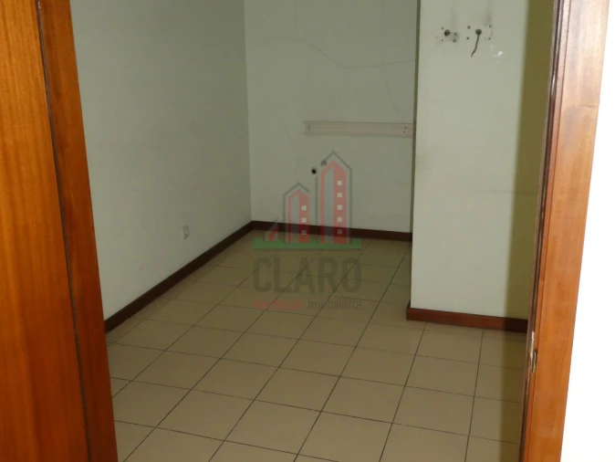 Garagem para Arrendamento em Eiras e São Paulo de Frades Foto 17