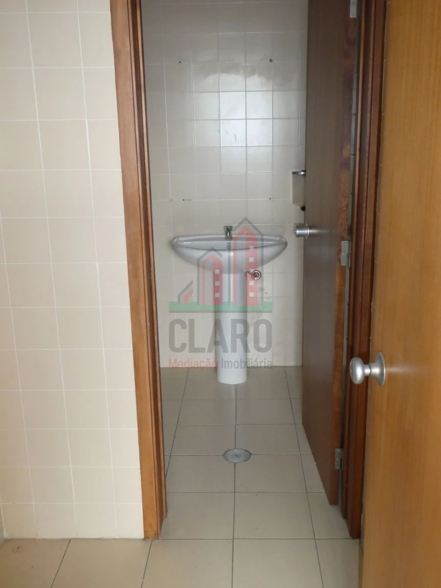 Garagem para Arrendamento em Eiras e São Paulo de Frades Foto 24