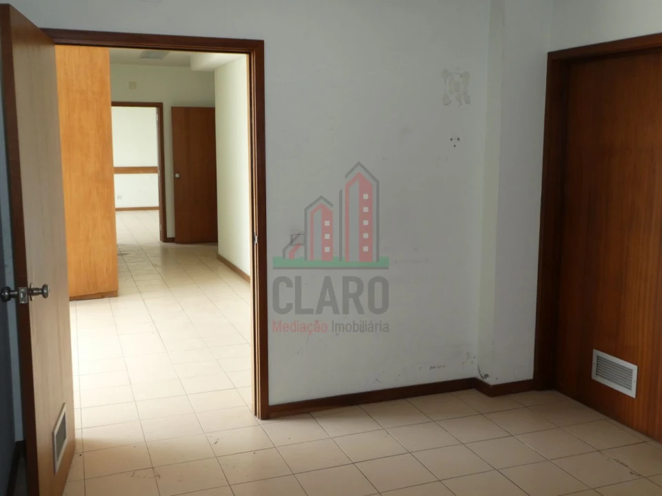 Garagem para Arrendamento em Eiras e São Paulo de Frades Foto 11