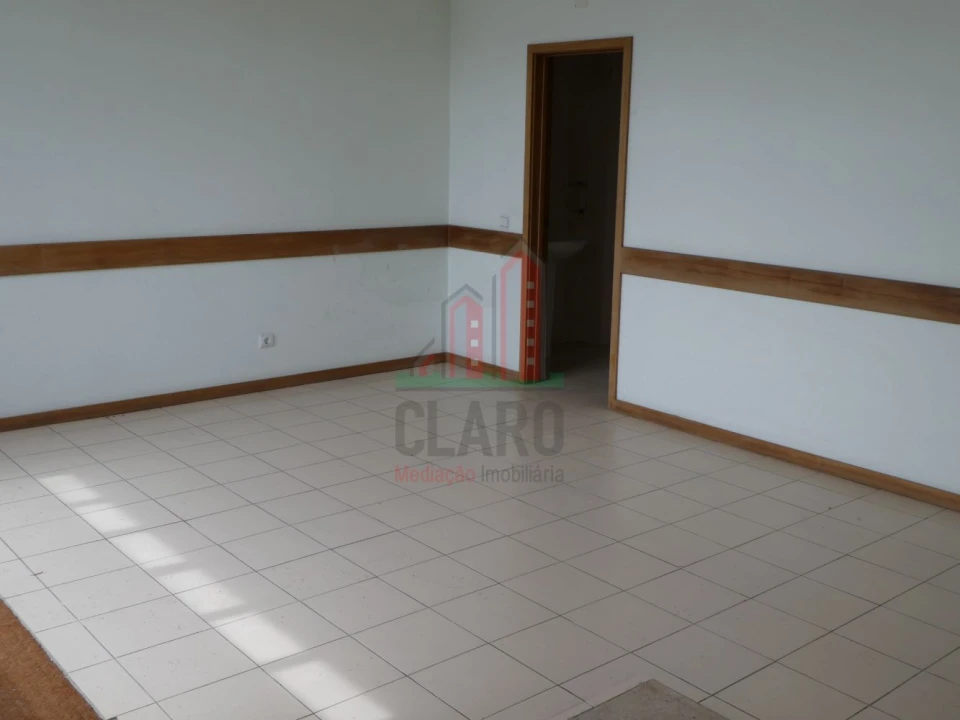 Garagem para Arrendamento em Eiras e São Paulo de Frades Foto 22