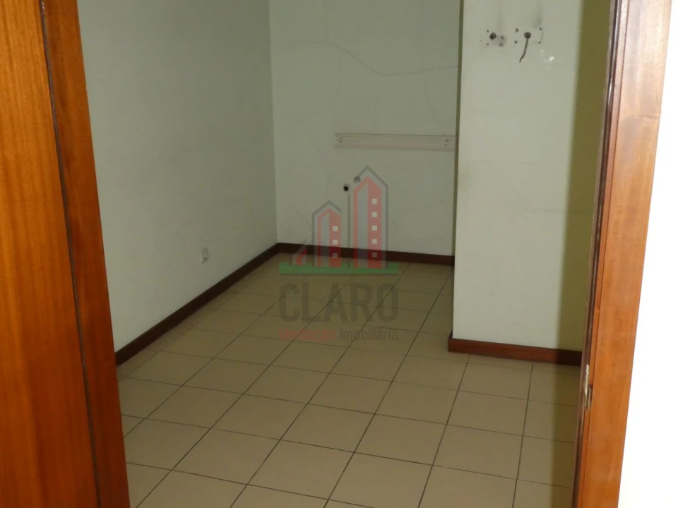 Garagem para Arrendamento em Eiras e São Paulo de Frades Foto 17