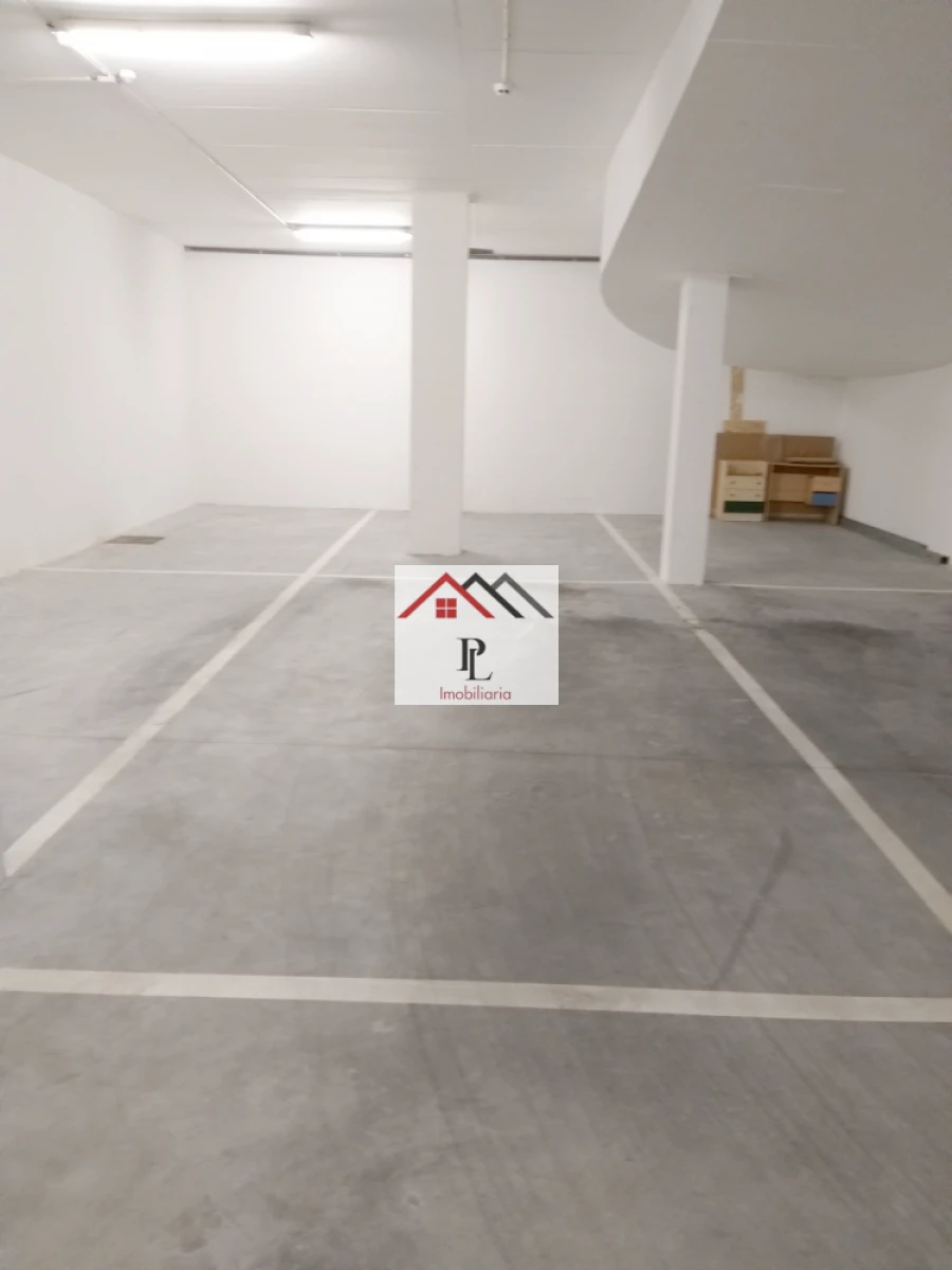 Garagem para Venda em Santo Antonio dos Olivais