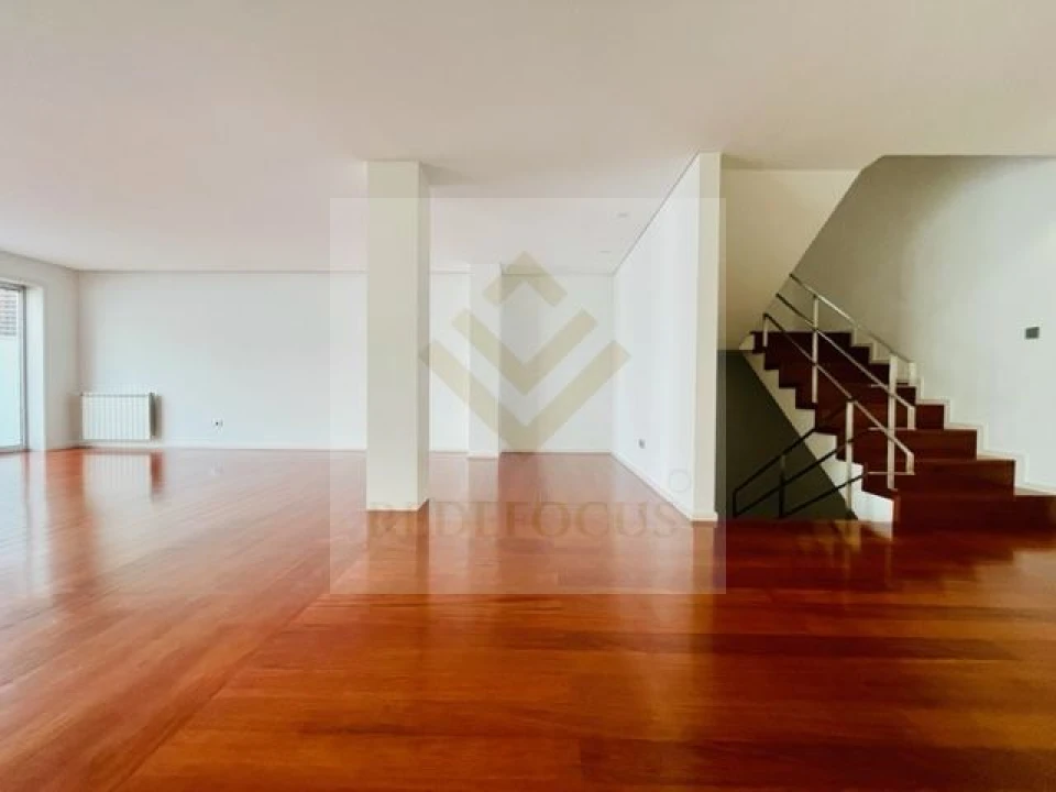 Moradia T4 para Venda em Espinho Foto 3