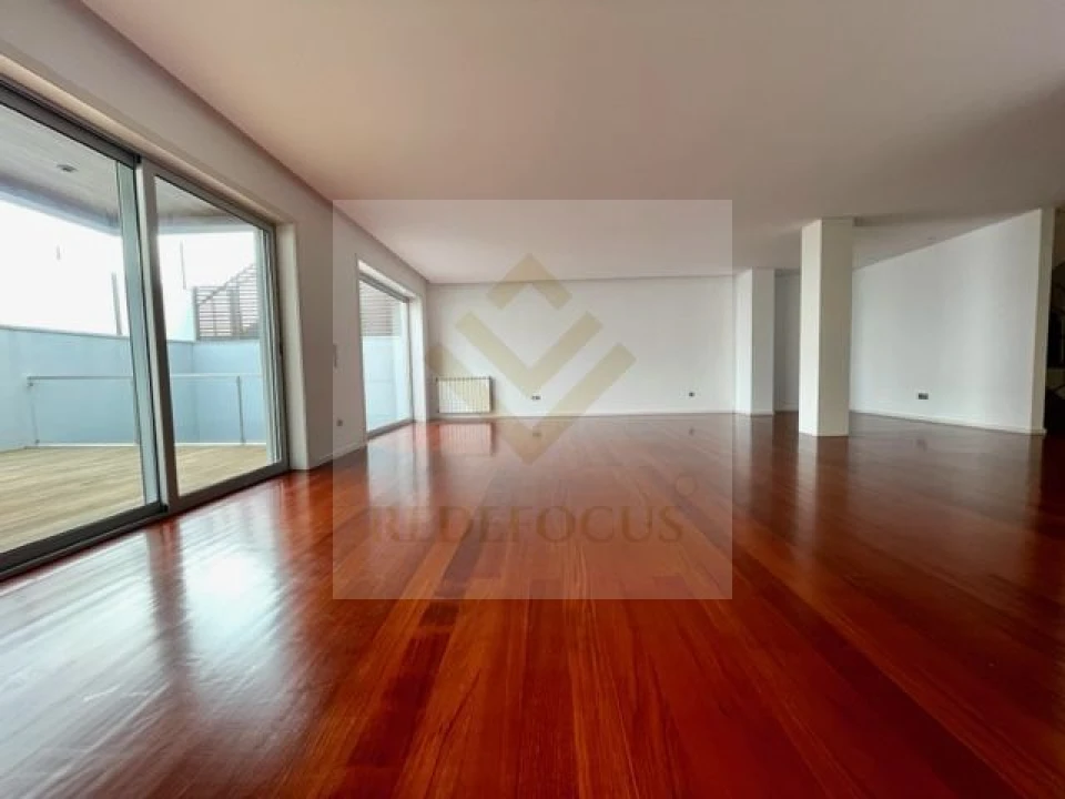 Moradia T4 para Venda em Espinho Foto 7