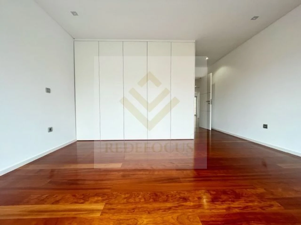 Moradia T4 para Venda em Espinho Foto 30