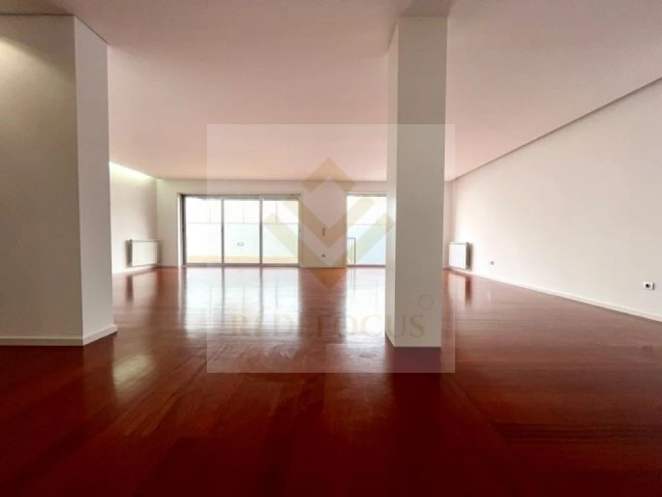 Moradia T4 para Venda em Espinho Foto 6