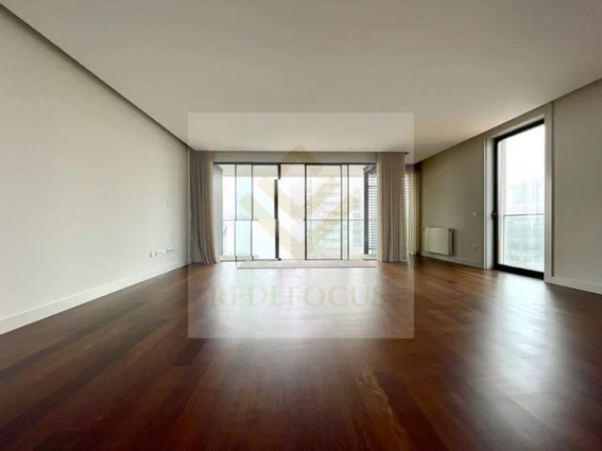 Apartamento T4 para Venda em Espinho Foto 6