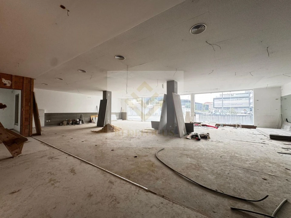 Loja para Venda em Santa Maria da Feira, Travanca, Sanfins e Espargo Foto 4