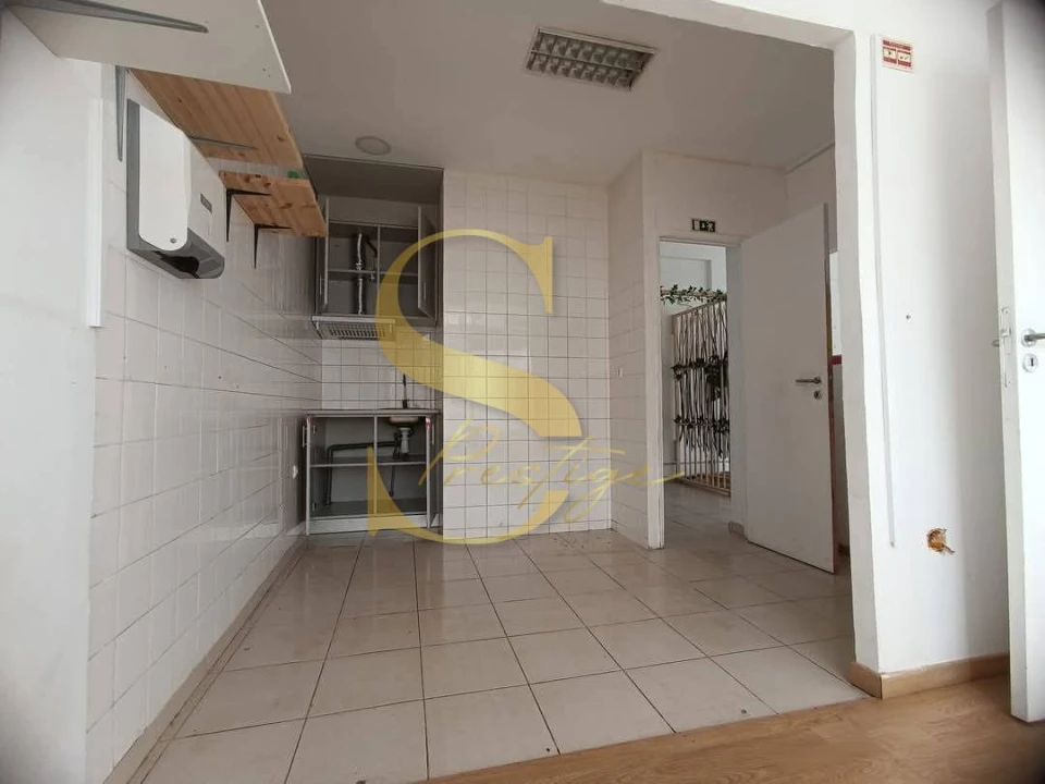 Loja para Arrendamento em Marinha Grande Foto 8