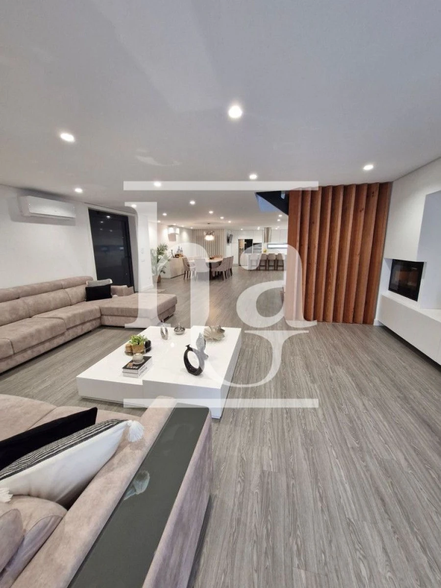 Moradia T5 para Venda em Rio Tinto Foto 3