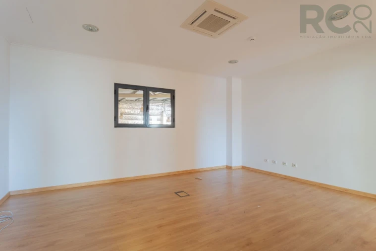 Loja para Venda em Miragaia e Marteleira Foto 21