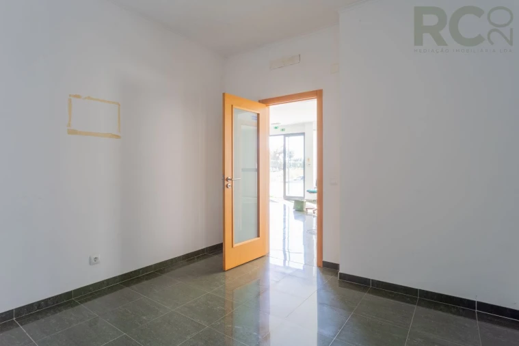 Loja para Venda em Miragaia e Marteleira Foto 28