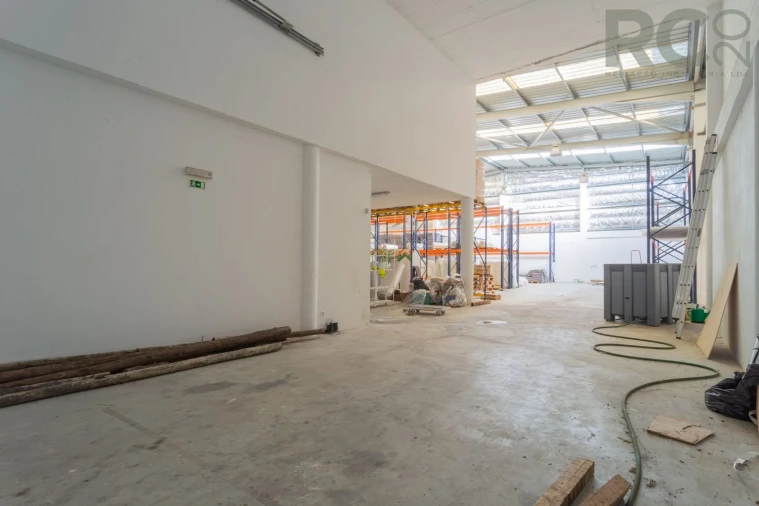 Loja para Venda em Miragaia e Marteleira Foto 43