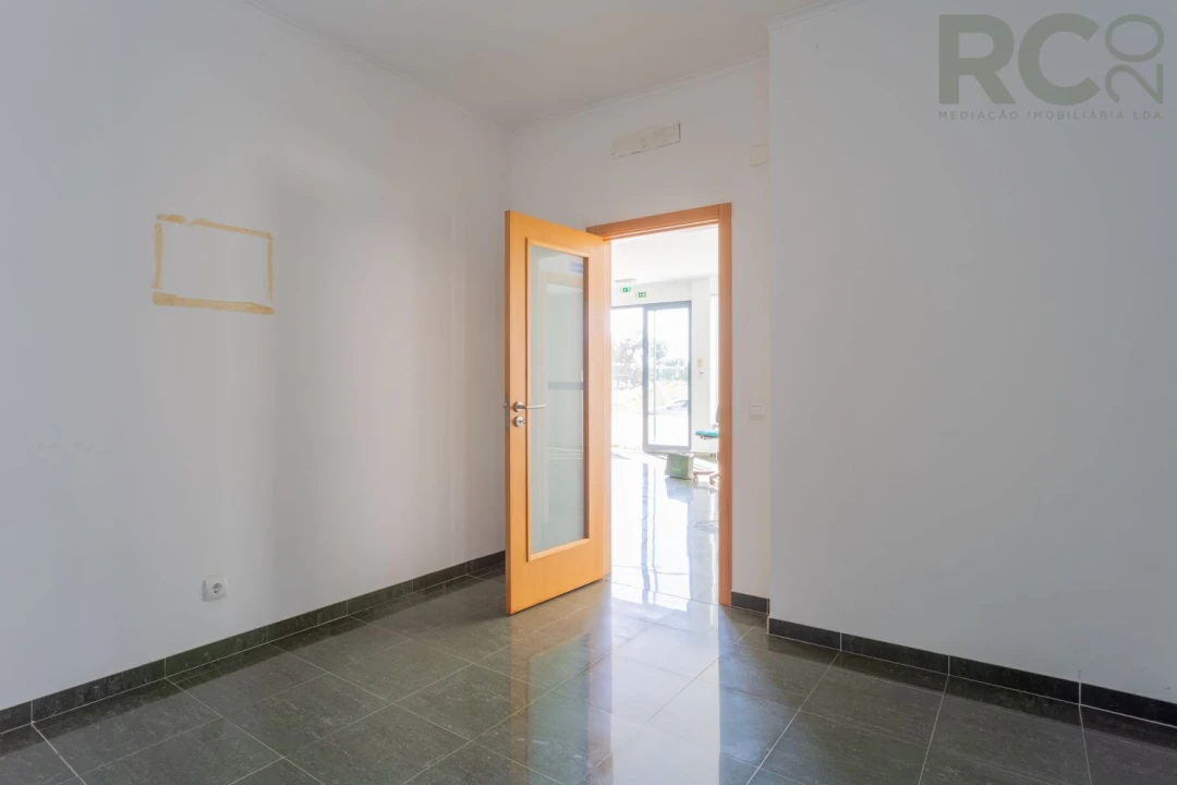 Loja para Venda em Miragaia e Marteleira Foto 28