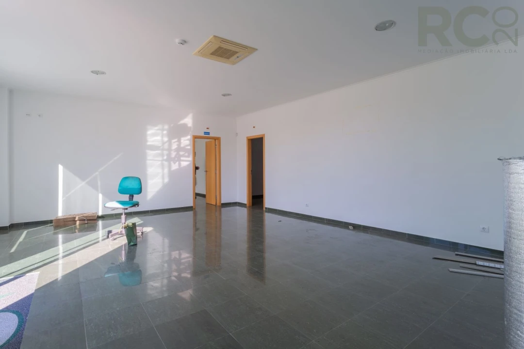 Loja para Venda em Miragaia e Marteleira Foto 26