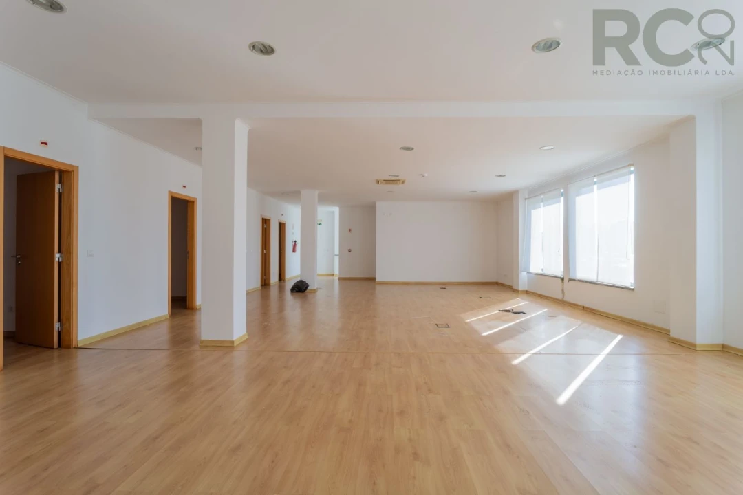 Loja para Venda em Miragaia e Marteleira Foto 19