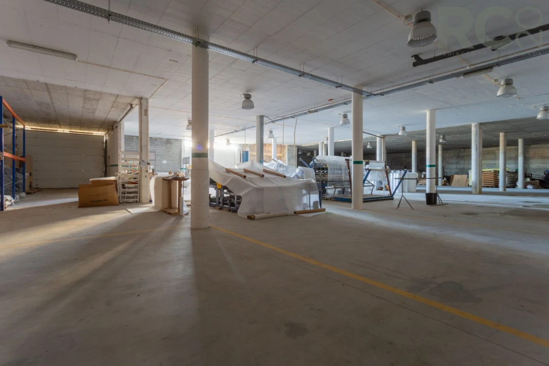 Loja para Arrendamento em Miragaia e Marteleira Foto 46