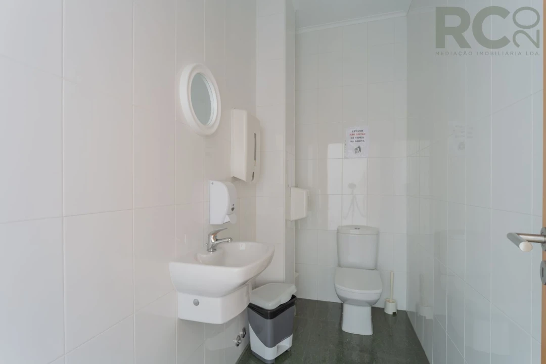 Loja para Arrendamento em Miragaia e Marteleira Foto 41