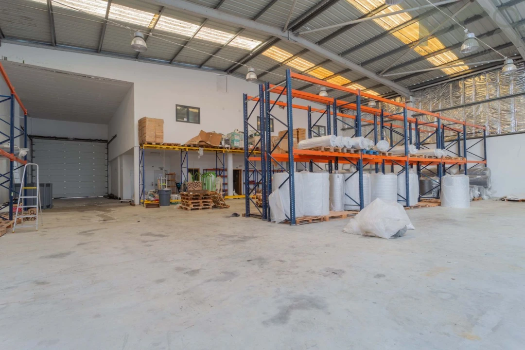 Loja para Arrendamento em Miragaia e Marteleira Foto 52