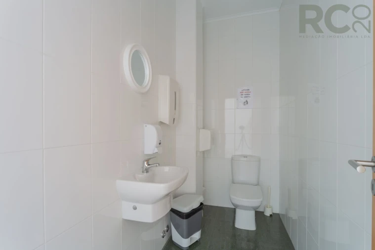 Loja para Arrendamento em Miragaia e Marteleira Foto 41