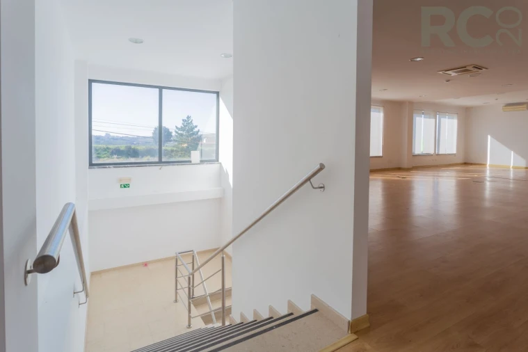 Loja para Arrendamento em Miragaia e Marteleira Foto 23