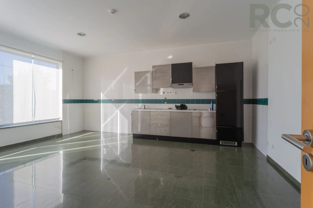 Loja para Arrendamento em Miragaia e Marteleira Foto 29