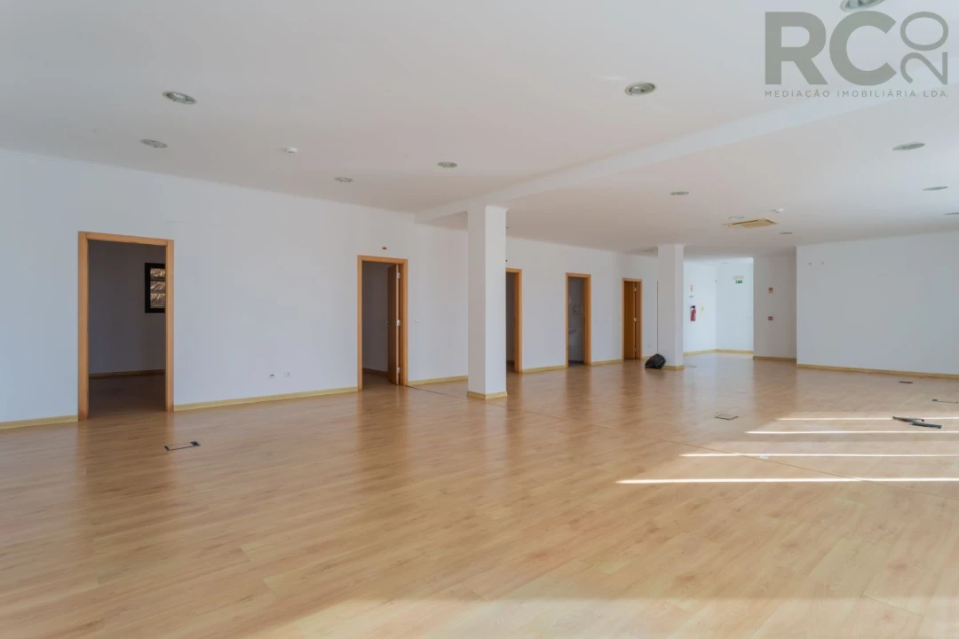 Loja para Arrendamento em Miragaia e Marteleira Foto 18