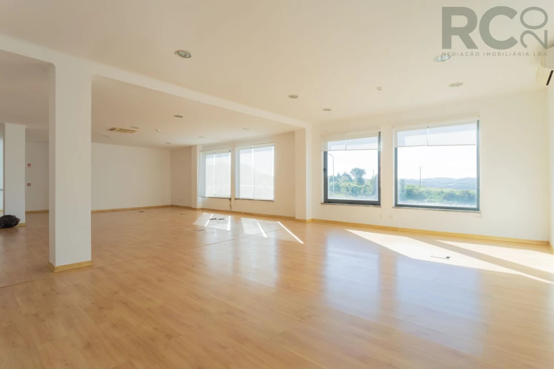 Loja para Arrendamento em Miragaia e Marteleira Foto 20