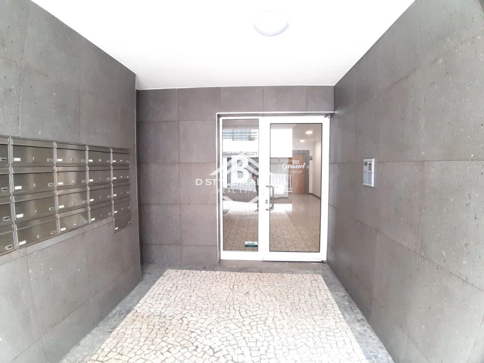Apartamento T2 para Venda em Caniço Foto 31
