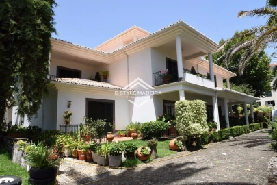 Moradia T6 para Venda em Santo Antonio