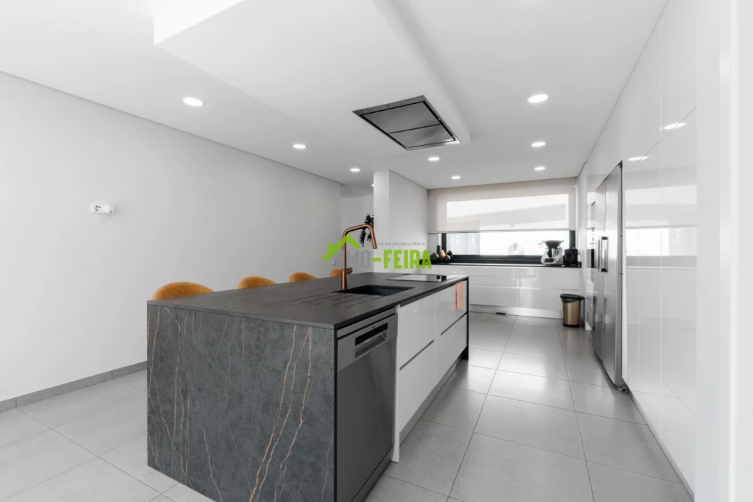 Moradia T4 para Venda em São Roque Foto 6