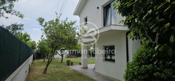 Moradia T5 para Venda em Lomar e Arcos