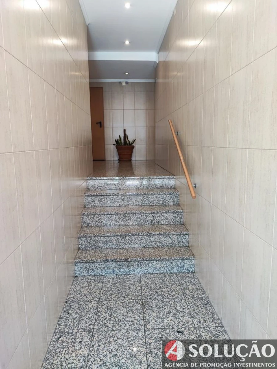 Apartamento T1 para Venda em Vilar de Andorinho Foto 3