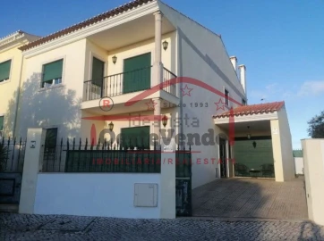 Moradia T4 para Venda em Cadaval e Pêro Moniz