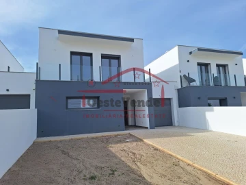 Moradia T3 para Venda em Cadaval e Pêro Moniz