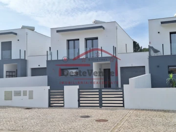 Moradia T3 para Venda em Cadaval e Pêro Moniz