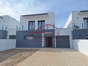 Moradia T3 para Venda em Cadaval e Pêro Moniz