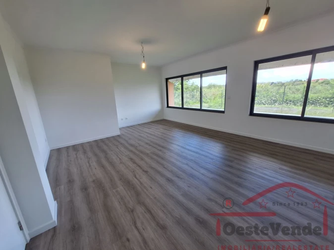 Apartamento T2 para Venda em Bombarral e Vale Covo Foto 12