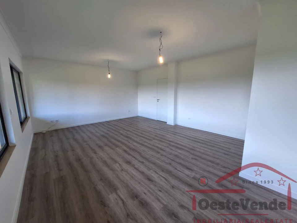 Apartamento T2 para Venda em Bombarral e Vale Covo Foto 14