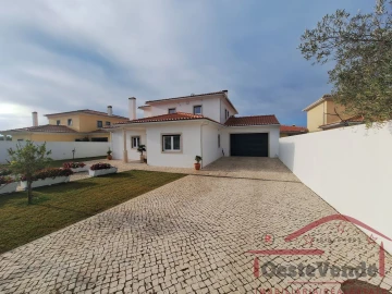 Moradia T4 para Venda em Cadaval e Pêro Moniz