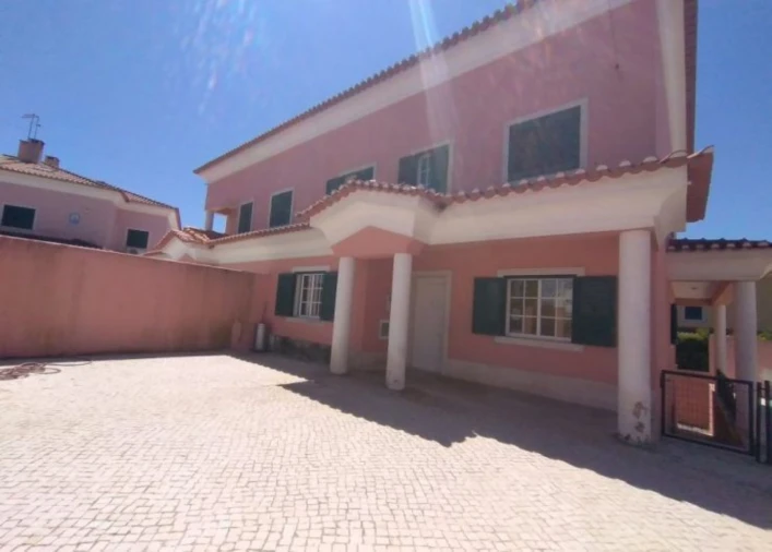 Moradia T6 para Venda em Rio de Mouro