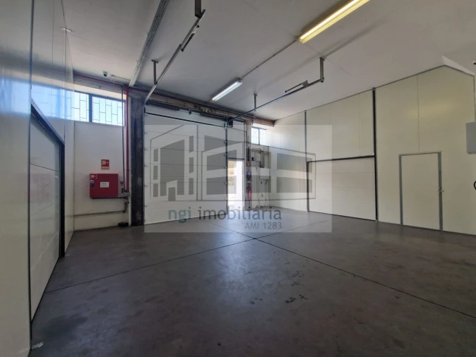 Loja para Arrendamento em Venda do Pinheiro e Santo Estêvão das Galés Foto 4