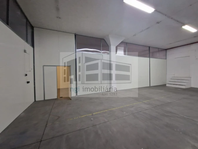 Loja para Arrendamento em Venda do Pinheiro e Santo Estêvão das Galés Foto 17